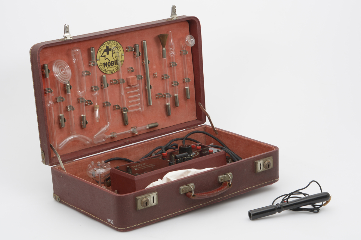 Hochfrequenz-Therapieapparat MOBIL in Koffer, zur Behandlung von Kopfschmerzen, Hautunreinheiten, Rheuma und „eh allem“ (um 1930), Inventarnummer 9853