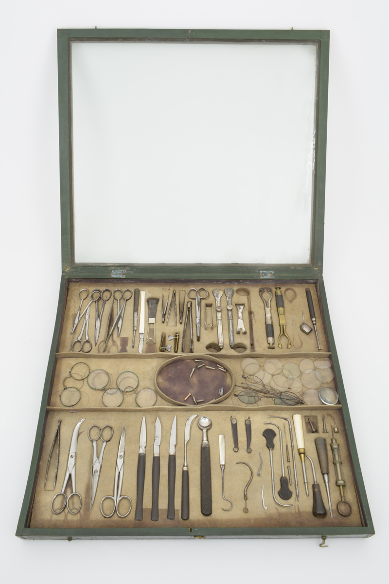 Augeninstrumente etc. in Schauetui mit Glasdeckel (um 1820). Zusammengestellt für den Unterricht am medicinisch-chirurgischen Institut Zürich (1782-1833), Inventarnummer 8544