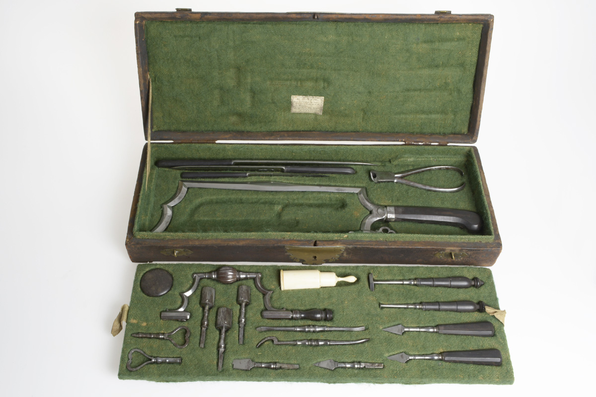 Instrumentenset für Amputation und Trepanation, Paris (um 1800), Inventarnummer 2653