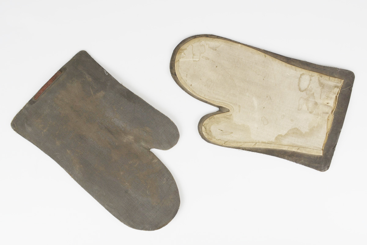 Röntgenschutzhandschuhe mit 2 mm starken Bleiplatten (frühes 20. Jh.), Inventarnummer 14114
